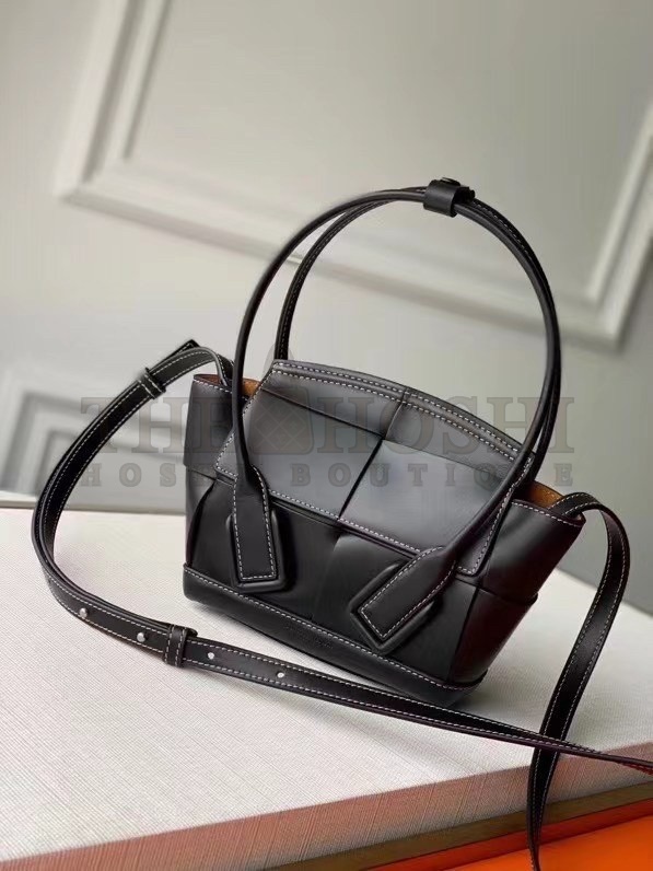 B0tt*ga Ven*ta Mini Arco Bag In Black Intrecciato Calfskin Master Quality