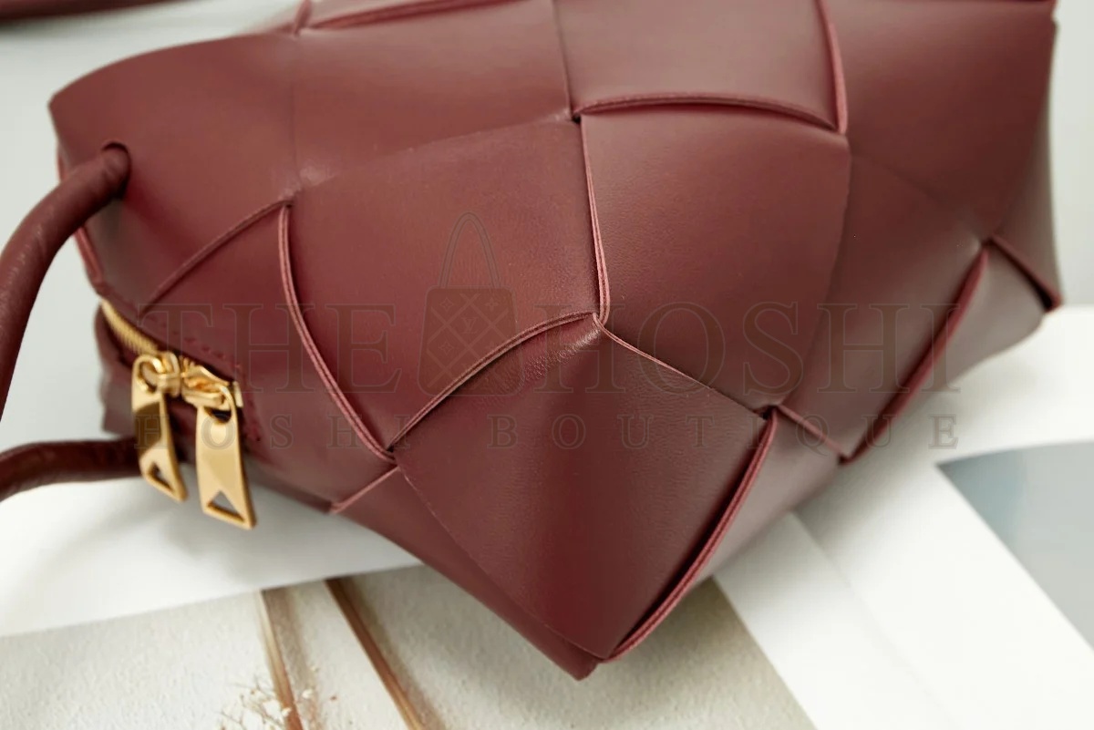 B0tt*ga Ven*ta Mini Cassette Camera Bag In Bordeaux Lambskin Master Quality