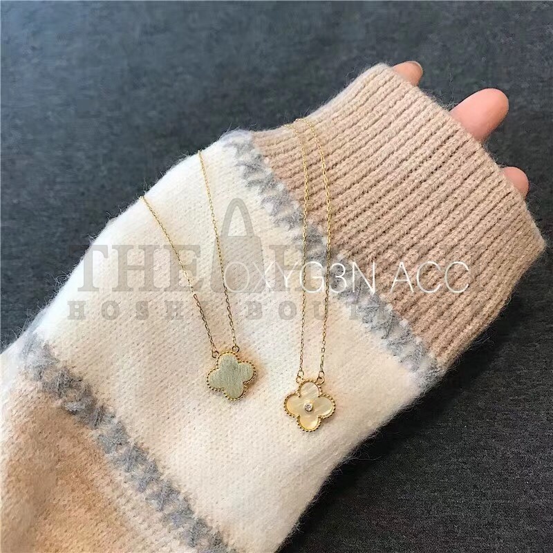 V*n Cl**f & Arpels Gold Mother-of-Pearl Four-Leaf Clover Necklace, Vintage Alhambra pendant Master Quality