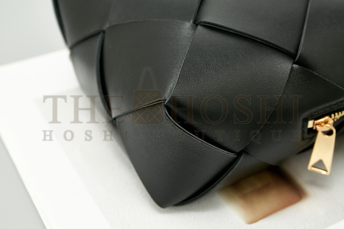 B0tt*ga Ven*ta Mini Cassette Camera Bag In Black Lambskin Master Quality