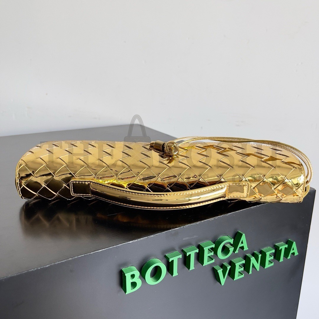 B0tt*ga Ven*ta Andiamo Clutch with Handle in Gold Metallic Leather Master Quality