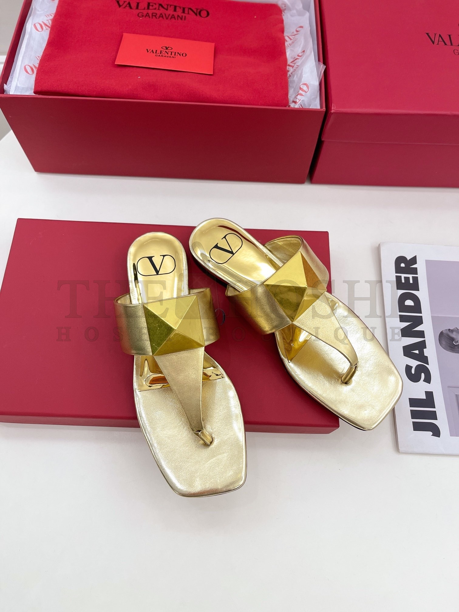 Va1e*ntin0 One Stud Flat Thong Sandals In Gold Metallic Leather Master Quality