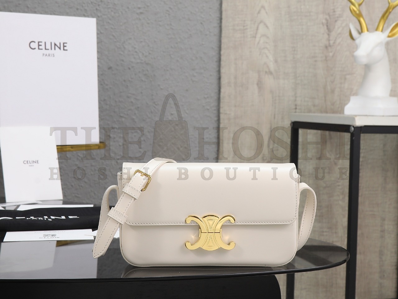 Ce1i*e Triomphe chain shoulder bag in satined calfskin width 20.5 cm, height 11.5 cm, depth 4 cm. Master Quality