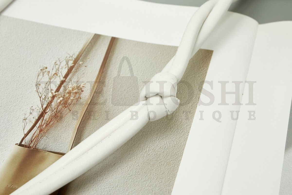 B0tt*ga Ven*ta Mini Cassette Camera Bag In White Lambskin Master Quality