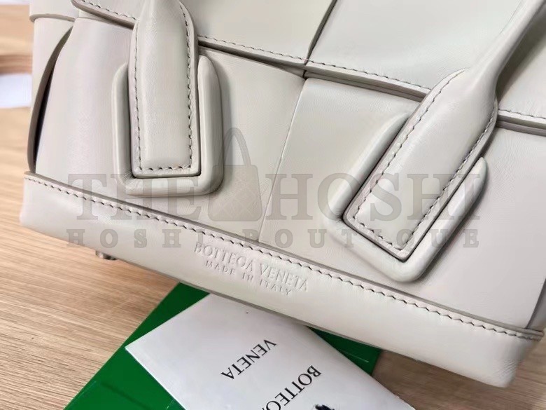 B0tt*ga Ven*ta Arco Mini Bag In White Intrecciato Calfskin Master Quality
