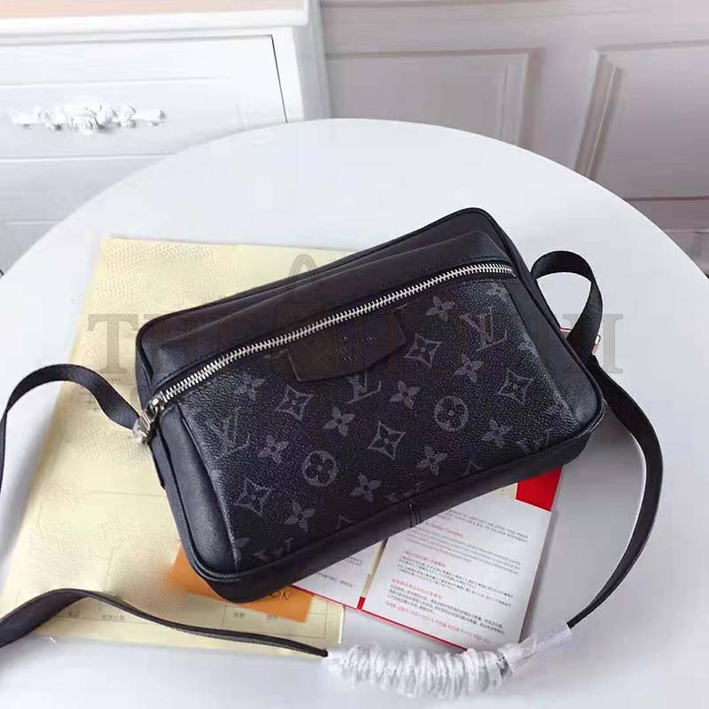 L0vis Vvtt0n LV Men Outdoor Messenger Bag in Taïga Leather with Monogram Canvas-Black Master Quality