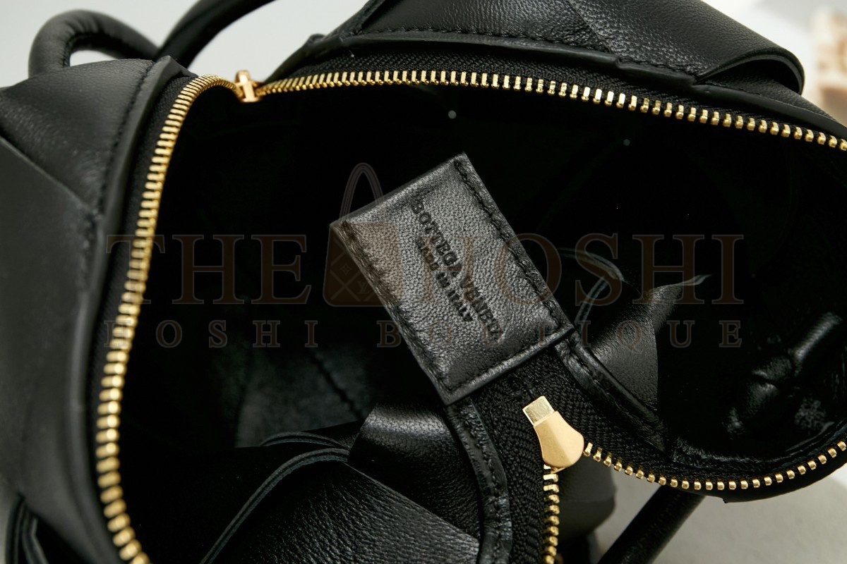 B0tt*ga Ven*ta Mini Cassette Camera Bag In Black Lambskin Master Quality