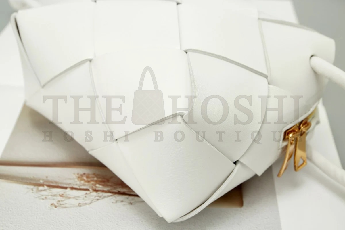 B0tt*ga Ven*ta Mini Cassette Camera Bag In White Lambskin Master Quality