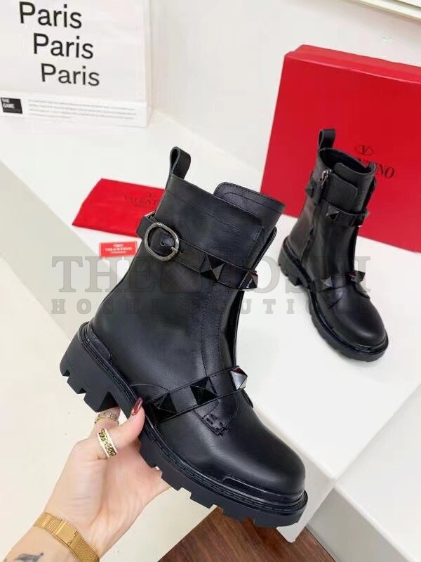 Va1e*ntin0 Black Roman Stud Combat Boots with Tonal Studs Master Quality
