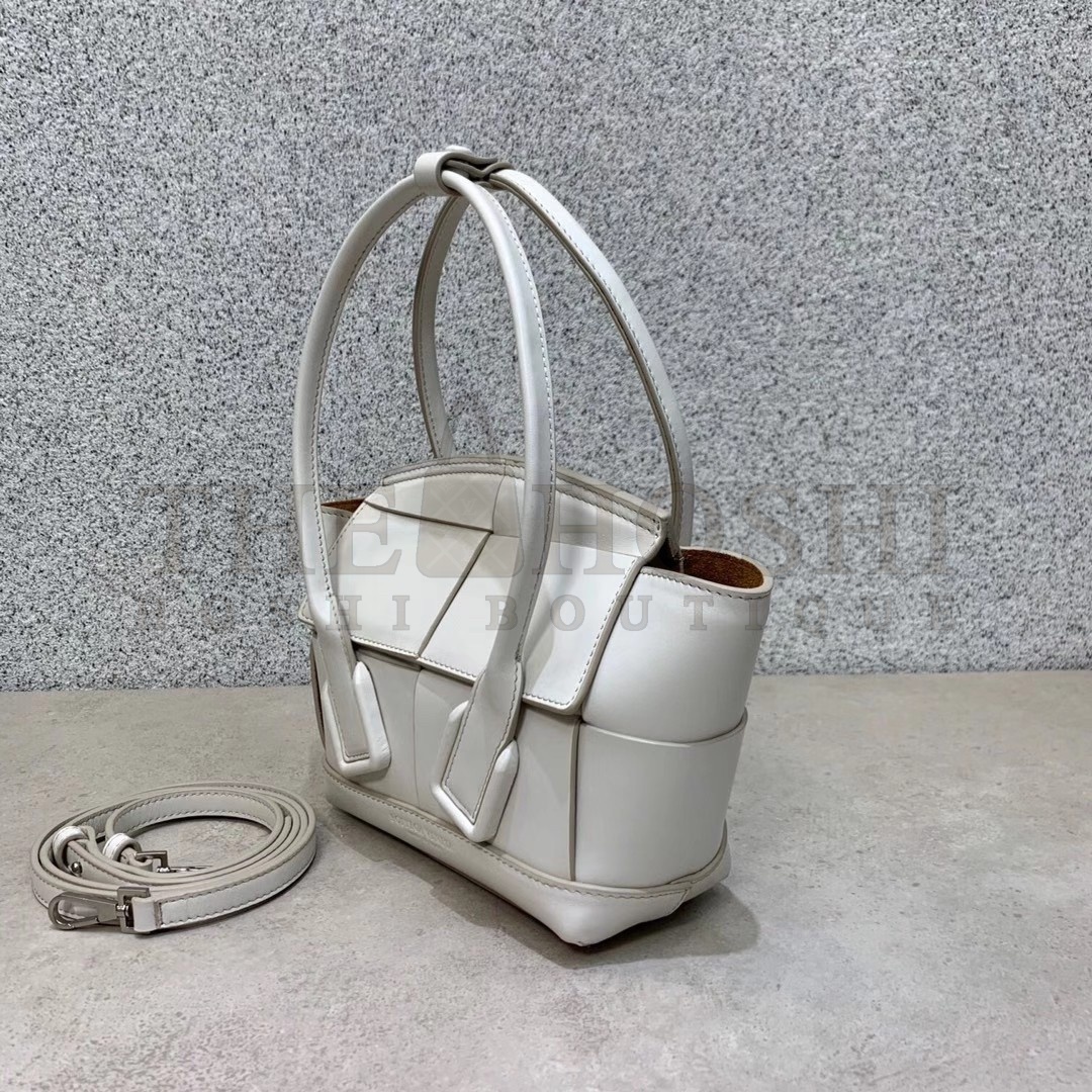 B0tt*ga Ven*ta Mini Arco Bag In White Intrecciato Calfskin Master Quality