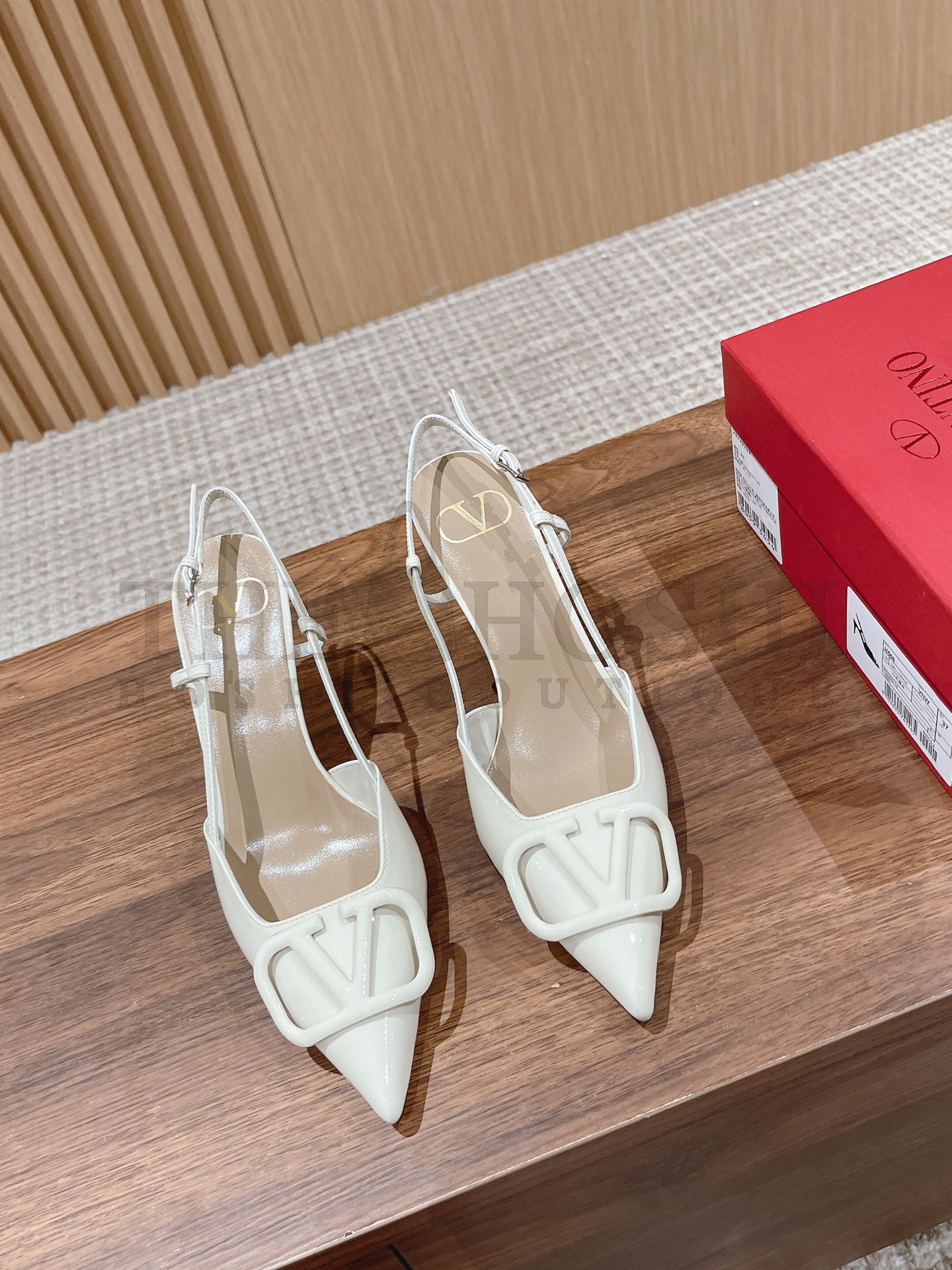 Va1e*ntin0 buckle kitten heel sandals Master Quality