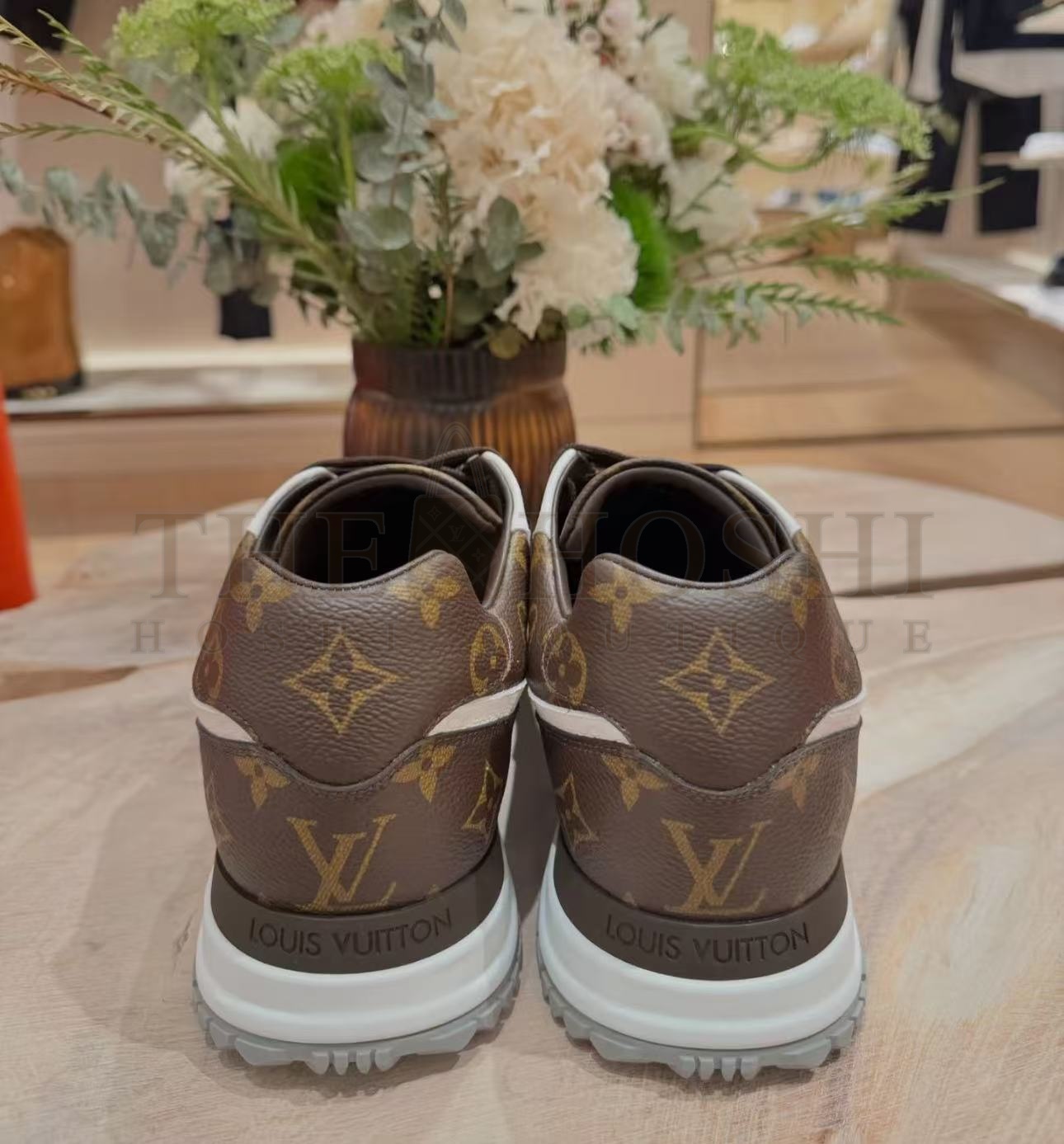 L0vis Vvtt0n LV RUN AWAY SNEAKERS Master Quality