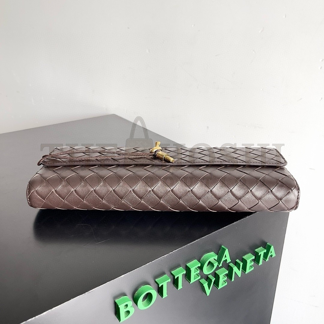 B0tt*ga Ven*ta Andiamo Clutch with Handle in Fondant Intrecciato Lambskin Master Quality