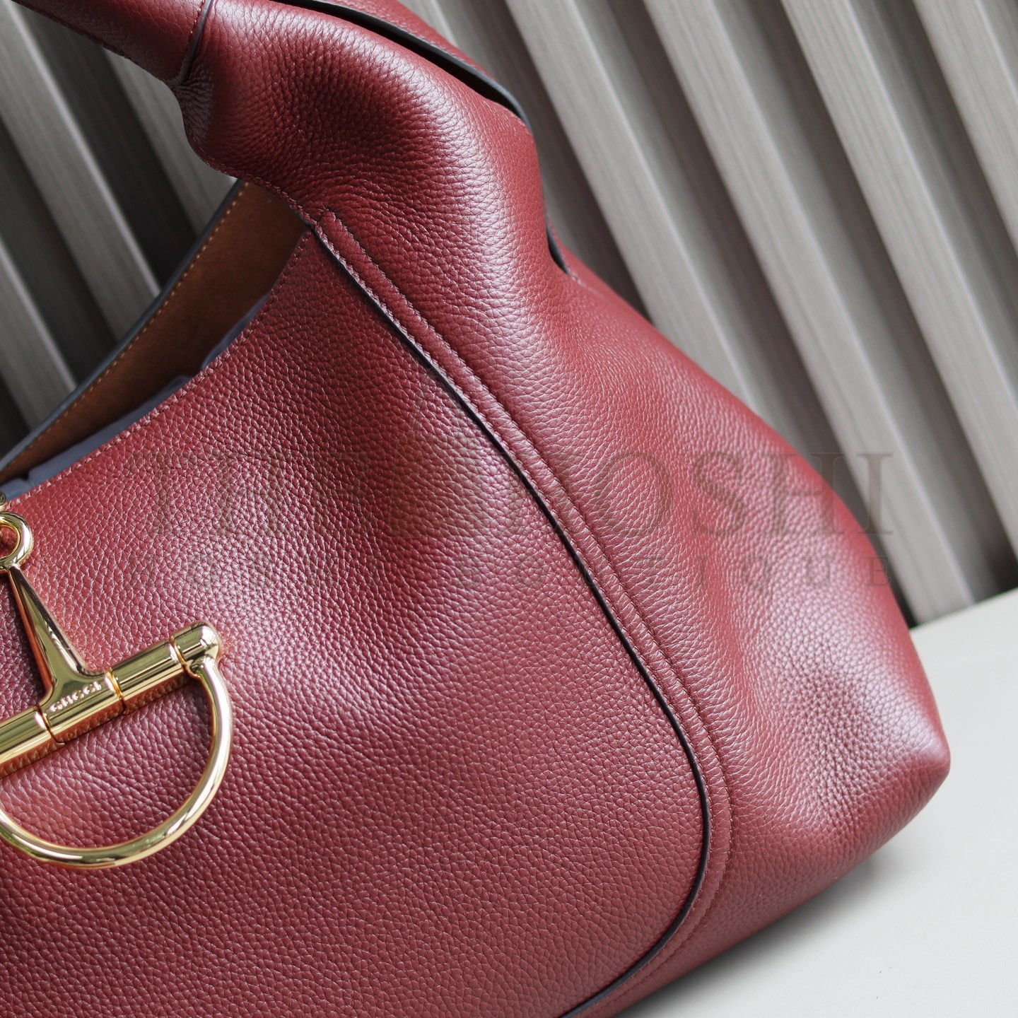 Gvc*1 Softbit Large Hobo Shoulder Bag – Burgundy Grained Leather, Detachable Handle, Magnetic Closure, 46 x 26 x 16 cm Master Quality